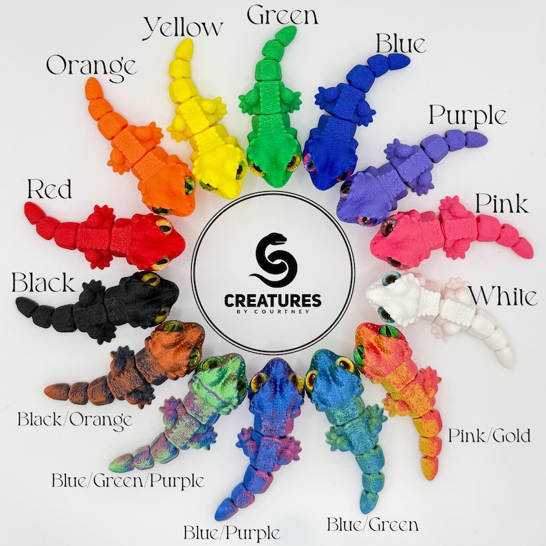 Pode incluir: Uma cole&ccedil;&atilde;o de figuras de lagartos articulados coloridos em v&aacute;rias cores, incluindo vermelho, laranja, amarelo, verde, azul, roxo, rosa, preto e branco. As figuras s&atilde;o dispostas em torno de um logotipo central que diz "Creatures by Courtney."