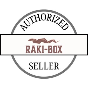 Pode incluir: Log&oacute;tipo circular cinzento e branco com as palavras "AUTHORIZED" e "SELLER" em preto. Uma caixa retangular no centro cont&eacute;m o texto "RAKI-BOX" em castanho, com um desenho de origami castanho por cima.