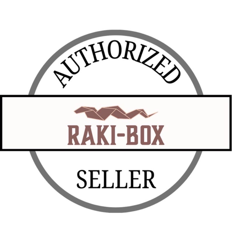 Pode incluir: Log&oacute;tipo circular cinzento e branco com as palavras "AUTHORIZED" e "SELLER" em preto. Uma caixa retangular no centro cont&eacute;m o texto "RAKI-BOX" em castanho, com um desenho de origami castanho por cima.
