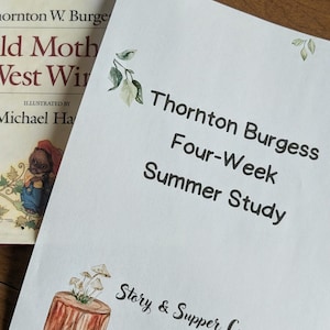 Puede incluir: Un libro titulado "Old Mother West Wind" con ilustraciones y una guía de estudio titulada "Thornton Burgess Four-Week Summer Study" sobre una superficie de madera. La guía de estudio presenta ilustraciones en acuarela y el texto "Story & Supper Co."