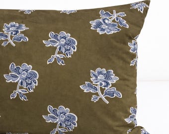 Par de fundas de almohada de algodón hechas a mano de 50x80 cm, color marrón con flores lilas y azules.