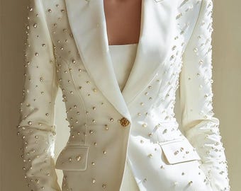 Elegante blazer blanco adornado con perlas para mujer.