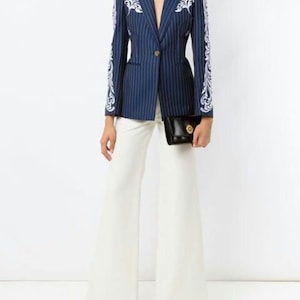 Elegante blazer gessato blu navy con ricami barocchi bianchi – Giacca da donna di grande impatto, dal taglio sartoriale.