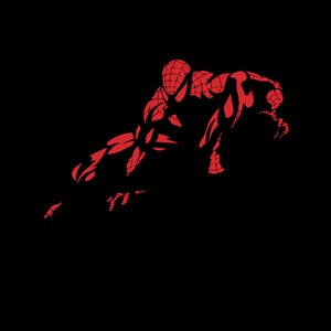 Può includere: Un adesivo grafico rosso che presenta la sagoma stilizzata di un supereroe in posizione accovacciata. Il design utilizza lo spazio negativo per definire la forma del personaggio, incluso un motivo a ragnatela sulla maschera e sul costume.
