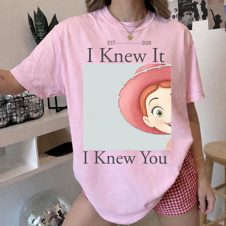 Download digital vintage da Jessie de Toy Story 5, PNG retrô "Eu sabia, eu sabia que você estava lá", PNG combinando da família Toy Story da Disneylândia WDW imagem 2
