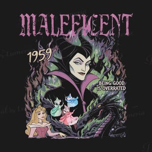 Op de afbeelding: Een zwart grafisch T-shirt met Maleficent en de tekst MALEFICENT, 1959 en BEING GOOD IS OVERRATED. Het ontwerp bevat Aurora, drie feeën in groen, blauw en roze, en een zwarte draak omringd door paarse en groene vlammen.