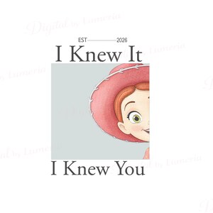 Pode incluir: Um gr&aacute;fico digital com uma ilustra&ccedil;&atilde;o parcial de uma personagem de cabelo ruivo usando um chap&eacute;u de cowgirl rosa. O texto "EST 2026" aparece acima, enquanto as frases "I Knew It" e "I Knew You" est&atilde;o posicionadas acima e abaixo da imagem.