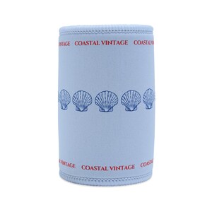 Op de afbeelding: Een lichtblauwe blikjeskoeler met de rode woorden "COASTAL VINTAGE". De koeler heeft een rij blauwe schelpgraphics. Het ontwerp herhaalt zich rond de boven- en onderranden van de koeler.