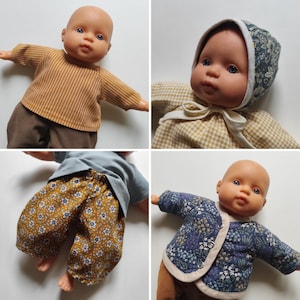 Könnte beinhalten: Eine Sammlung von vier Babypuppen in verschiedenen Outfits, darunter ein senfgelb gestreiftes Oberteil mit brauner Hose, ein gelbes Vichy-Karo-Oberteil mit Blumenhaube, ein blaues Oberteil mit Blumenhose und eine blau geblümte Steppjacke.