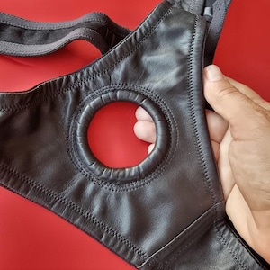 Herrunderkläder i svart läder med integrerad ring, minimalistiska underkläder