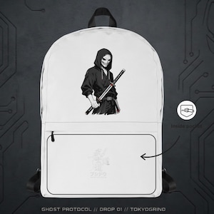 Op de afbeelding: Witte rugzak met een zwart-wit illustratie van een figuur met een capuchon en een schedelmasker die een katana vasthoudt. De voorzak heeft Japanse tekst en de tekst "GHOST PROTOCOL // DROP 01 // TOKYOGRIND".