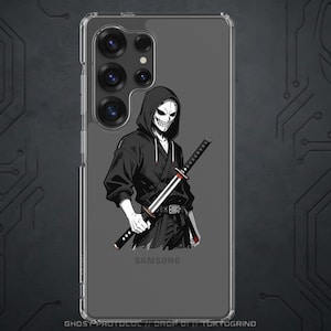 Op de afbeelding: Transparante telefoonhoes met een zwart-wit illustratie van een figuur met een schedelgezicht met een capuchon die een katana vasthoudt. Het Samsung-logo is zichtbaar. De tekst onderaan luidt "GHOST PROTOCOL // DROP 01 // TOKYOGRIND".