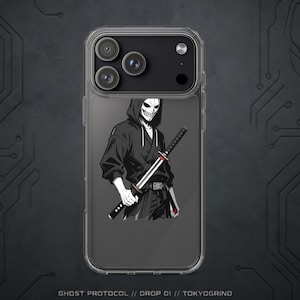 Op de afbeelding: Transparante telefoonhoes met een zwart-wit illustratie van een figuur in een hoodie en een schedelmasker, die een katana vasthoudt. De hoes heeft een transparante rand en een donkere achtergrond. De tekst onderaan luidt "GHOST PROTOCOL // DROP 01 // TOKYOGRIND."