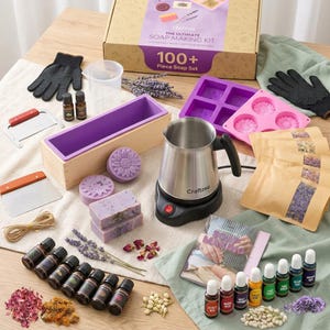 Könnte beinhalten: Ein umfassendes Seifenherstellungsset mit einem Karton mit der Aufschrift 100+ Piece Soap Set, einem Schmelztopf aus Edelstahl, Silikonformen, einer Holzform für Seifenlaibe, ätherischen Ölen, getrockneten Blumen, einem Seifenschneider und Zubehör.