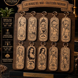 Puede incluir: Un tablero de madera con diez llaveros grabados con láser, cada uno con un personaje femenino de anime y su nombre debajo. El encabezado dice LAS REINAS DEL MAR - COLECCIÓN PREMIUM y la base incluye texto sobre la precisión del láser.