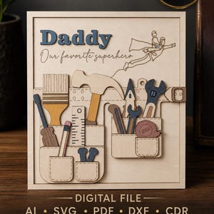Puede incluir: Letrero de madera para el Día del Padre con la palabra "Daddy" en azul y la frase "Our favorite superhero". El letrero presenta herramientas cortadas con láser y un gráfico de superhéroe. Incluye formatos de archivo digital: AI, SVG, PDF, DXF y CDR.
