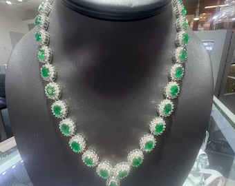 24 kt natuurlijke Braziliaanse smaragd diamanten ketting, 14 kt witgouden clusterinstelling
