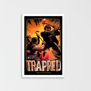 Puede incluir: Un póster de película rectangular titulado TRAPPED que presenta una ilustración oscura y dramática de una persona empuñando un hacha y una palanca sobre tres figuras en apuros. El fondo tiene un brillo naranja intenso y el texto WARNING X RATED.