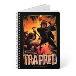 Cuaderno espiral A5 con diseño de "Atrapado" / Arte retro de terror de los años 80, papelería VHS.