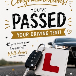 Peut inclure: Une carte de vœux avec le texte Congratulations! YOU'VE PASSED YOUR DRIVING TEST! All your hard work has paid off! Well done! ENJOY THE FREEDOM & drive safe! Une clé de voiture noire et une étiquette carrée blanche avec un L rouge.