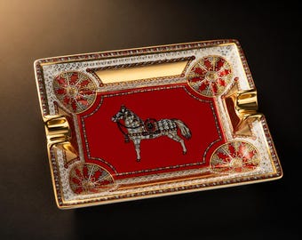 Cenicero de porcelana de lujo con diseño de caballo rojo y detalles dorados, bandeja para puros de estilo vintage, ideal como regalo.