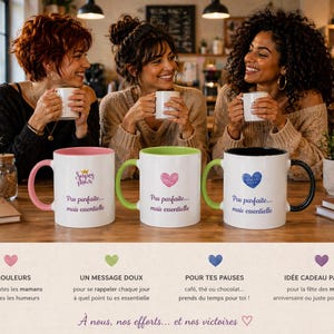 Peut inclure: Trois femmes souriantes tenant des tasses blanches avec des poignées et des intérieurs colorés. Chaque tasse a un design et un texte différents : "Super Maman", un cœur et un cœur avec un design bleu. Les tasses sont sur une table en bois.