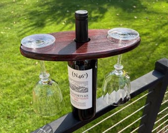 Portavasos y botellas de vino