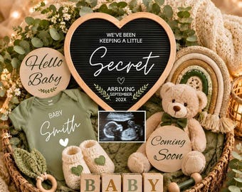 Może przedstawiać: Wiklinowy kosz zawierający tablicę na litery w kształcie serca z napisem WE'VE BEEN KEEPING A LITTLE Secret ARRIVING SEPTEMBER 202X, zielone body z napisem BABY Smith, zdjęcie USG, pluszowego misia, buciki dziecięce i drewniane klocki BABY.