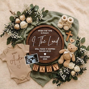 Peut inclure: Un tableau à lettres rond en bois avec le texte When the time is right, I, the Lord will make it happen Isaiah 60:22 November 202X, un body beige pour bébé avec Baby Aiden, une échographie, des chaussons crème, un ours en peluche et des fleurs.