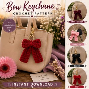以下が含まれることがあります： Bow Keychain Crochet PatternおよびInstant Downloadと書かれたリボンキーホルダーの編み図。画像には、ベージュのハンドバッグのゴールドトーンの金属製クラスプに取り付けられたダークレッドのかぎ針編みのリボンが写っており、ダークマルーン、ベビーピンク、ブラック、レッドのリボンを示す円形のインセットも含まれています。