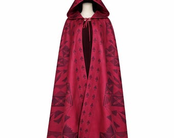 Capa de fantasía con capucha roja, capa con estampado tribal, capa medieval con capucha, capa de mago gótico, capa de bruja, disfraz para LARP, capa de cosplay de fantasía