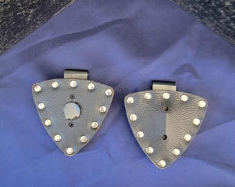 Pin holder for wench/rogue guild pins.