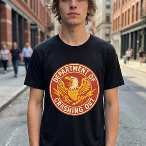 Department of Crashing Out-shirt, grappig Crash Out Meme-T-shirt, sarcastisch Gen Z-cadeau, chaotisch energiestatement T-shirt, grappig heren-T-shirt