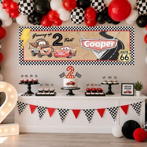 Puede incluir: Un conjunto de fiesta con una pancarta rectangular que incluye el texto Growing up 2 Fast, Cooper y Route 66, decorada con coches de carreras. Un pastel con el n&uacute;mero 2, banderas a cuadros, globos rojos y negros y una guirnalda triangular.