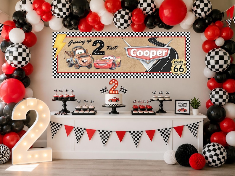 Puede incluir: Un conjunto de fiesta con una pancarta rectangular que incluye el texto Growing up 2 Fast, Cooper y Route 66, decorada con coches de carreras. Un pastel con el n&uacute;mero 2, banderas a cuadros, globos rojos y negros y una guirnalda triangular.