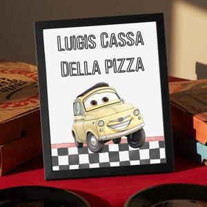 Puede incluir: Una impresi&oacute;n enmarcada que muestra un coche de dibujos animados amarillo con ojos grandes y una amplia sonrisa. El texto "LUIGIS CASSA DELLA PIZZA" est&aacute; impreso en negro en la parte superior. El coche se sit&uacute;a sobre un suelo de cuadros.
