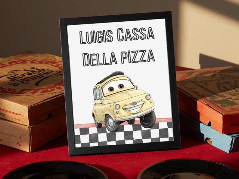 Puede incluir: Una impresi&oacute;n enmarcada que muestra un coche de dibujos animados amarillo con ojos grandes y una amplia sonrisa. El texto "LUIGIS CASSA DELLA PIZZA" est&aacute; impreso en negro en la parte superior. El coche se sit&uacute;a sobre un suelo de cuadros.