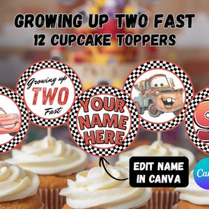 Puede incluir: Doce adornos circulares para cupcakes con borde de cuadros blancos y negros. Los dise&ntilde;os incluyen un coche de carreras rojo, una gr&uacute;a marr&oacute;n, el n&uacute;mero 95 y el texto Growing up TWO Fast y YOUR NAME HERE. Incluye una etiqueta de edici&oacute;n en Canva.