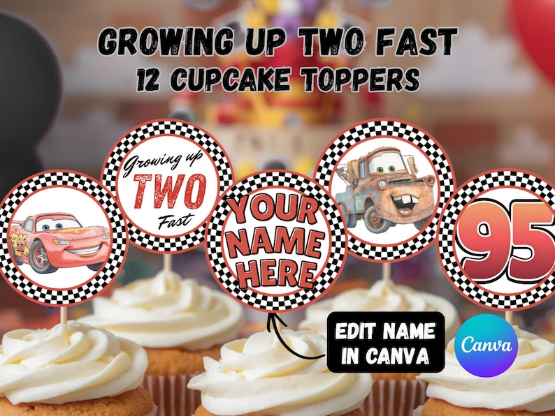 Puede incluir: Doce adornos circulares para cupcakes con borde de cuadros blancos y negros. Los dise&ntilde;os incluyen un coche de carreras rojo, una gr&uacute;a marr&oacute;n, el n&uacute;mero 95 y el texto Growing up TWO Fast y YOUR NAME HERE. Incluye una etiqueta de edici&oacute;n en Canva.
