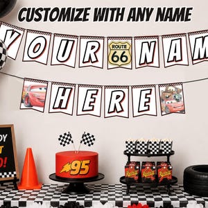 Op de afbeelding: Een feestbanner met witte wimpels met zwarte en rode letters die YOUR NAME HERE spellen, inclusief een Route 66-bord en afbeeldingen van rode raceauto's. De banner hangt boven een tafel met een rode taart en zwart-wit geblokte decoraties.