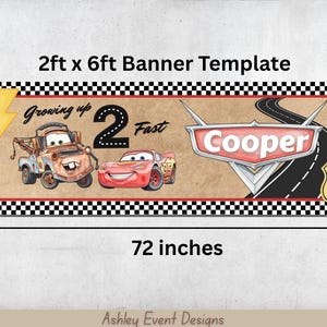 Puede incluir: Una plantilla de pancarta rectangular de 61 cm por 183 cm con un borde a cuadros blanco y negro. Presenta un fondo marr&oacute;n, un rayo amarillo, una gr&uacute;a, un coche de carreras rojo, el texto Growing up 2 Fast, Cooper y Route 66.