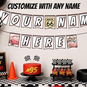 Puede incluir: Una pancarta decorativa de fiesta con banderines blancos que muestran letras negras y rojas que dicen YOUR NAME HERE, incluyendo una se&ntilde;al de la Ruta 66 e im&aacute;genes de coches de carreras rojos. La pancarta cuelga sobre un pastel rojo.