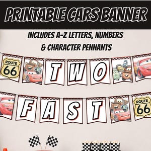 Op de afbeelding: Een printbare banner met de tekst TWO FAST, Route 66-borden en stripauto-personages op witte wimpels met zwart-wit geblokte randen. De banner bevat A-Z letters, cijfers en karakterwimpels voor decoratieve doeleinden.