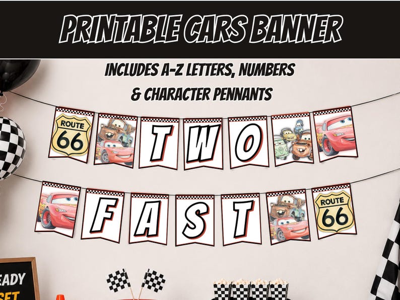 Op de afbeelding: Een printbare banner met de tekst TWO FAST, Route 66-borden en stripauto-personages op witte wimpels met zwart-wit geblokte randen. De banner bevat A-Z letters, cijfers en karakterwimpels voor decoratieve doeleinden.