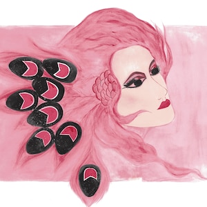 Puede incluir: Ilustración en acuarela del perfil de una mujer con cabello y maquillaje rosados. La obra presenta detalles de plumas de pavo real negras y rojas. El fondo es un rectángulo rosa claro.