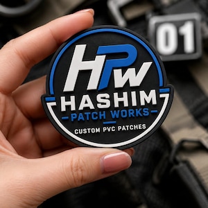 Könnte beinhalten: Ein kreisförmiger schwarzer PVC-Aufnäher mit einem blau-weißen Logo und dem Text HPW HASHIM PATCH WORKS CUSTOM PVC PATCHES. Das Design zeigt oben ein stilisiertes blau-weißes HPW-Monogramm, gefolgt vom Markennamen und der Beschreibung.