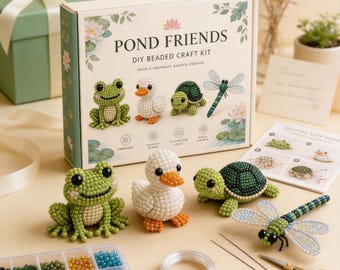 Puede incluir: Un kit de manualidades de cuentas DIY "Pond Friends" con un diseño de rana, pato, tortuga y libélula. El kit incluye cuentas, alambre e instrucciones. Se exhiben animales de cuentas terminados, junto con una caja de regalo y una bandeja de cuentas.