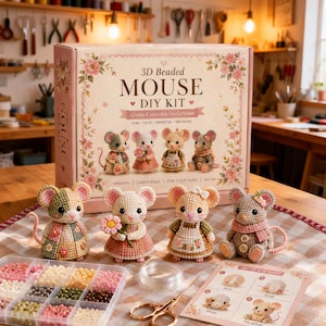 以下が含まれることがあります： 「3D Beaded Mouse DIY Kit」の文字が入った、3DビーズマウスDIYキット。キットには、マウスのイラストが描かれた箱、完成したビーズマウス、ビーズ、クラフトツールが含まれています。マウスは様々な色と衣装です。