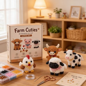 Può includere: Un kit fai-da-te 3D con perline chiamato "Farm Cuties" con un set di 4 pezzi. Il kit include istruzioni e materiali per creare figurine di animali della fattoria con perline: una mucca, un maiale, una pecora e una gallina. Sono visibili anche un vassoio di perline, forbici e un ago.