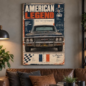 Könnte beinhalten: Ein vertikales Wandposter mit einem dunkelblauen 1967 Chevrolet Impala. Der Text lautet AMERICAN LEGEND, SINCE 1967, CHEVROLET IMPALA SPORT SEDAN und BUILT FOR PERFORMANCE. Es enthält eine Zielflaggen-Grafik, einen blauen und orangefarbenen Streifen sowie ein Nummernschild mit der Aufschrift 67 IMPALA.